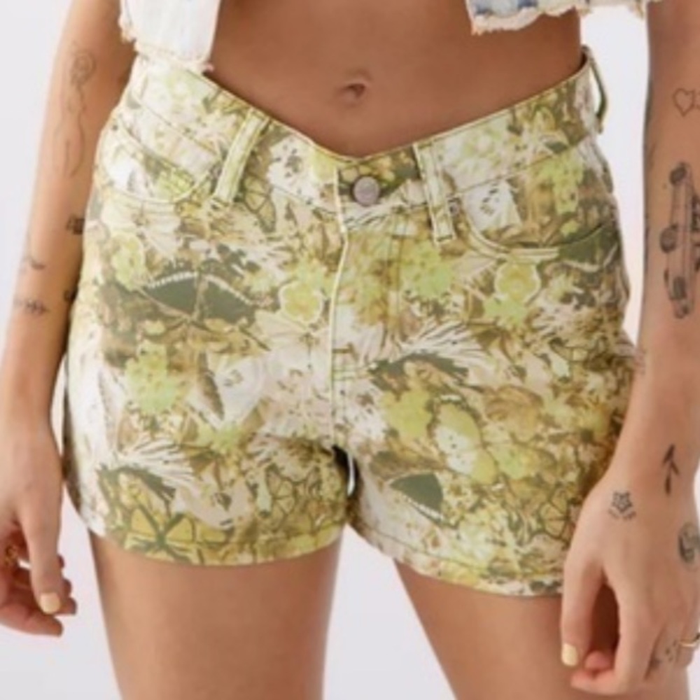 Urban Outfitters BDG Dipped V Front Denim Shorts Botanical Print Green 28 NWT